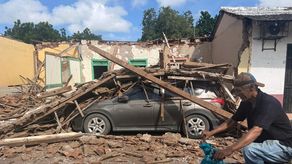 Aún temerosos, los panameños empezaron este sábado a recoger escombros en las zonas afectadas por el terremoto de magnitud 7,5 que, sin provocar muertos, colapsó edificios y destruyó importantes infraestructuras en Panamá.
