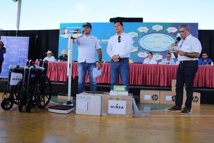 El titular del Minsa, Luis Francisco entregó equipos por un monto de 8, 563,10 balboas. El titular del Minsa, Luis Francisco entregó equipos por un monto de 8, 563,10 balboas.