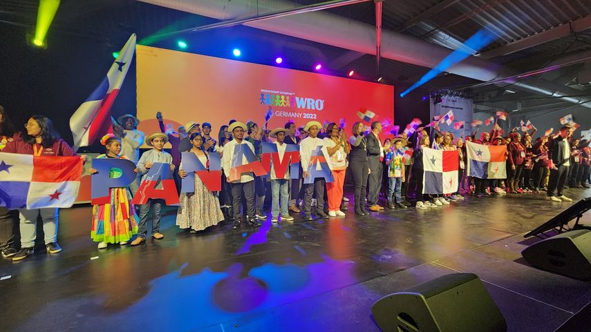 Panamá recibe bandera como sede de la World Robot Olympiad