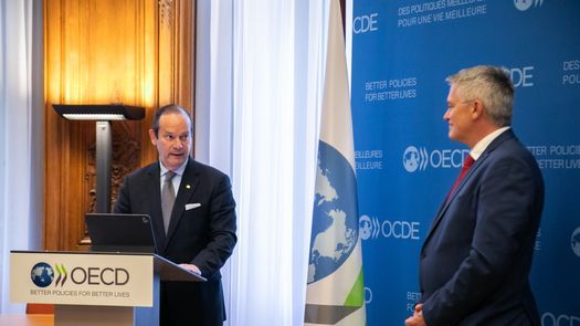 El Gobierno de Panamá y la Organización para la Cooperación y el Desarrollo Económicos (OCDE) firmaron este viernes en París un acuerdo para mejorar el clima de inversiones en el país mediante el intercambio de datos, misiones de expertos y comparación de políticas.