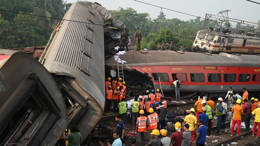 Más de 280 muertos y 800 heridos en accidente de trenes en India