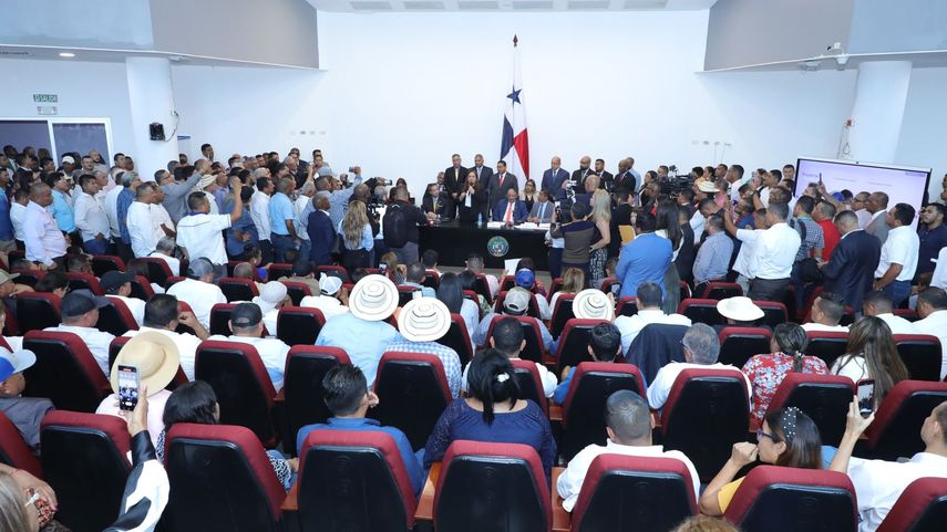 Los 15 miembros de la Comisión de Presupuesto de la Asamblea Nacional aprobaron la noche de este martes devolver al Ejecutivo el Proyecto de Ley 143 que dicta el Presupuesto General del Estado para la vigencia fiscal 2025. Los 15 miembros de la Comisión de Presupuesto de la Asamblea Nacional aprobaron la noche de este martes devolver al Ejecutivo el Proyecto de Ley 143 que dicta el Presupuesto General del Estado para la vigencia fiscal 2025.