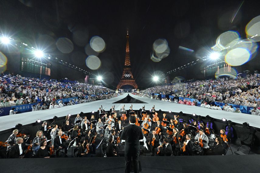 París lanza sus Juegos Olímpicos con una ceremonia pasada por agua