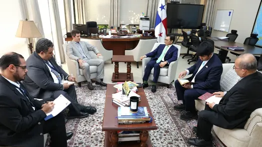 En un paso decisivo para consolidar las relaciones diplomáticas y comerciales entre la República de Indonesia y la República de Panamá, el viceministro de Relaciones Exteriores, Carlos A. Hoyos, se reunió con el embajador de esa nación asiática, Hendra Halim. En un paso decisivo para consolidar las relaciones diplomáticas y comerciales entre la República de Indonesia y la República de Panamá, el viceministro de Relaciones Exteriores, Carlos A. Hoyos, se reunió con el embajador de esa nación asiática, Hendra Halim.