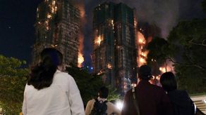 Un incendio que arrasa un inmenso complejo residencial de Hong Kong provocó al menos 36 muertos y más de 200 personas están desaparecidas este jueves tras el peor siniestro registrado en varias décadas en la ciudad.