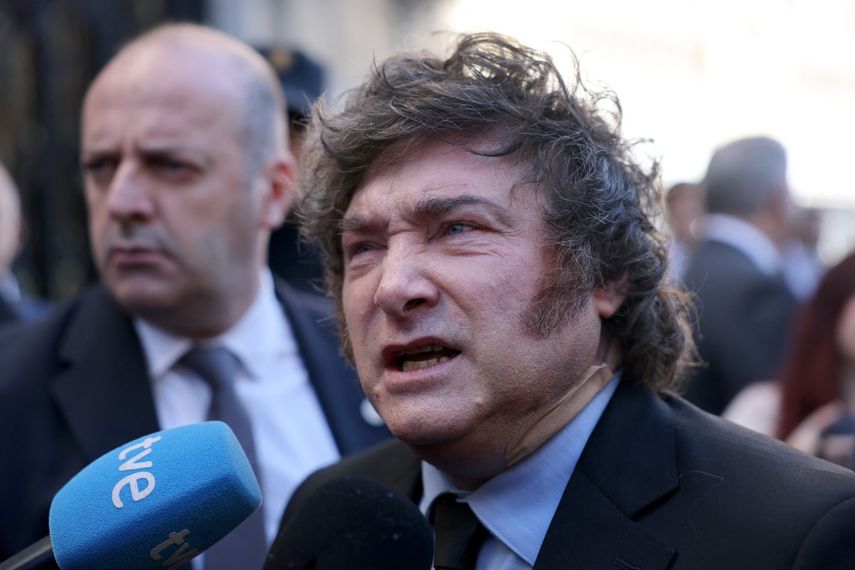 Milei arremete contra Sánchez: lo llama ladrón, corrupto y dictador