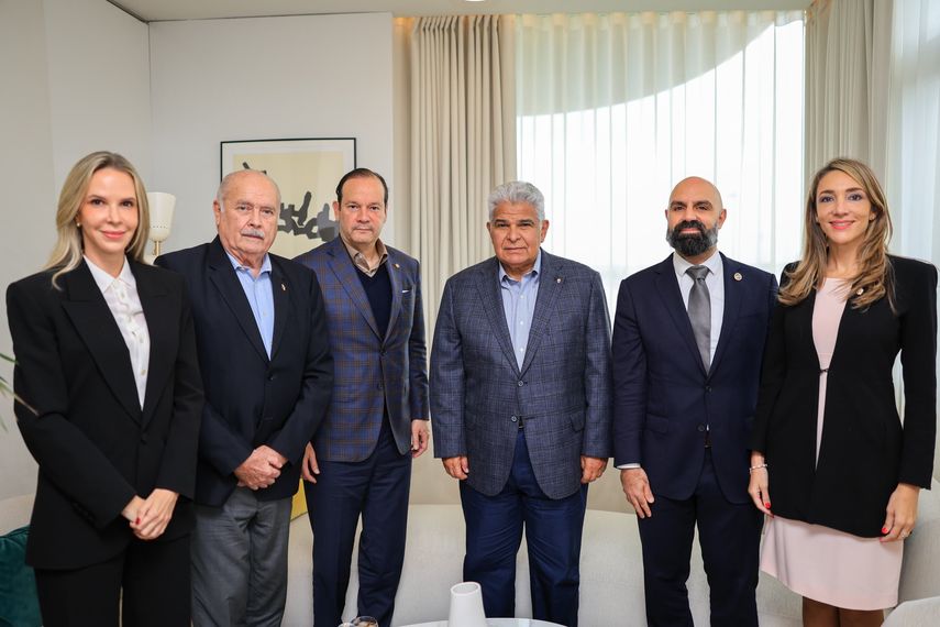 Presidente Mulino llega a París para estrechar relaciones bilaterales con Francia