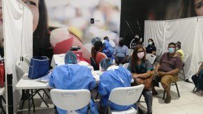 Inicia vacunación con AstraZeneca a mujeres desde los 30 años