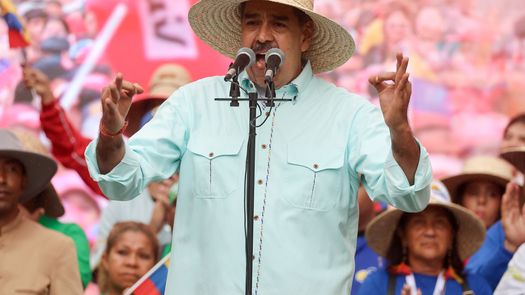 El presidente de Venezuela, Nicolás Maduro, agradeció este miércoles las manifestaciones que se dieron en Oslo en protesta, dijo, por haber manchado el Premio Nobel de la Paz, que este año fue otorgado a la líder opositora venezolana María Corina Machado. El presidente de Venezuela, Nicolás Maduro, agradeció este miércoles las manifestaciones que se dieron en Oslo en protesta, dijo, por haber manchado el Premio Nobel de la Paz, que este año fue otorgado a la líder opositora venezolana María Corina Machado.