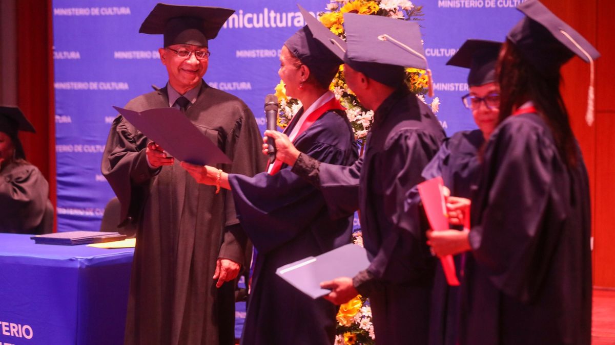 En 1988 era imposible pensar que existirían estudios formales de folklore en Panamá. En 1988 era imposible pensar que existirían estudios formales de folklore en Panamá.