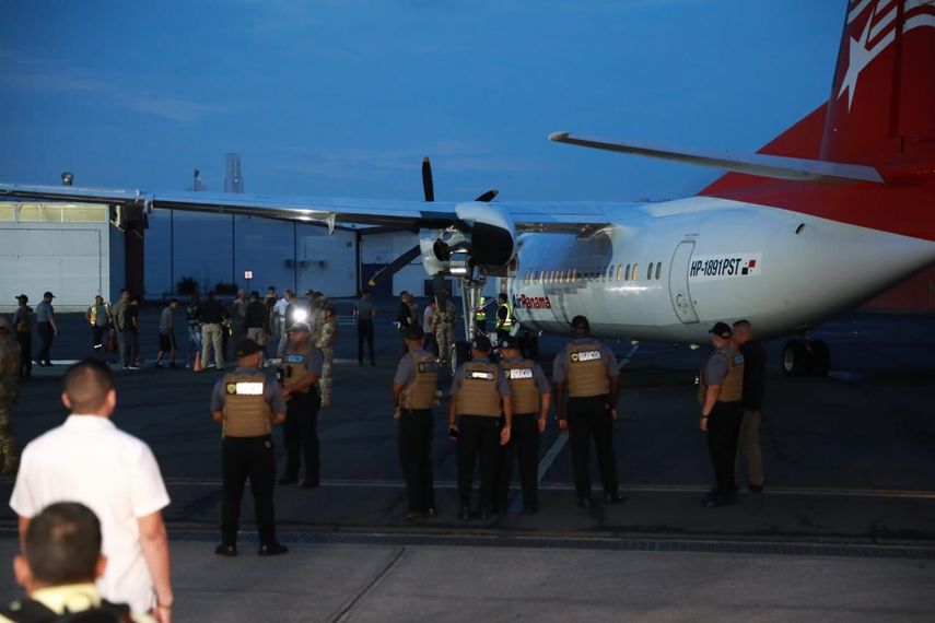 Aún no había salido el sol abrasador de Panamá y el primer vuelo financiado por EE.UU. para devolver a migrantes que hayan cruzado la selva del Darién, la peligrosa selva fronteriza con Colombia, ya había despegado. Aún no había salido el sol abrasador de Panamá y el primer vuelo financiado por EE.UU. para devolver a migrantes que hayan cruzado la selva del Darién, la peligrosa selva fronteriza con Colombia, ya había despegado. 