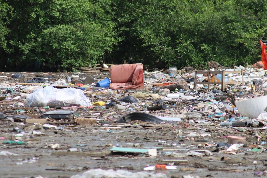 La recolección de la basura es uno de los principales problemas en las comunidades. La recolección de la basura es uno de los principales problemas en las comunidades.