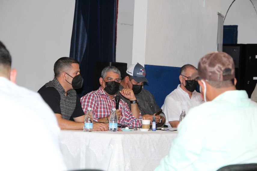 ministro de Salud (MINSA) dio a conocer este domingo en el programa Debate Abierto, sobre la posible eliminación del uso obligatorio de la pantalla facial en el transporte público.