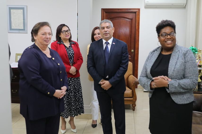 El ministro de Salud (MINSA), Luis Francisco Sucre, recibió la visita de la Embajadora de Estados Unidos en Panamá, Mari Carmen Aponte, y la representante del Centro para el Control y Prevención de Enfermedades (CDC) en Centroamérica. El ministro de Salud (MINSA), Luis Francisco Sucre, recibió la visita de la Embajadora de Estados Unidos en Panamá, Mari Carmen Aponte, y la representante del Centro para el Control y Prevención de Enfermedades (CDC) en Centroamérica.