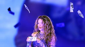 La cantante colombiana Shakira rompió el récord mundial Guinness a la gira de música latina más exitosa al recaudar 421,6 millones de dólares por su Las Mujeres Ya No Lloran World Tour, con lo que desbancó al mexicano Luis Miguel, reportó este jueves el medio especializado Billboard.