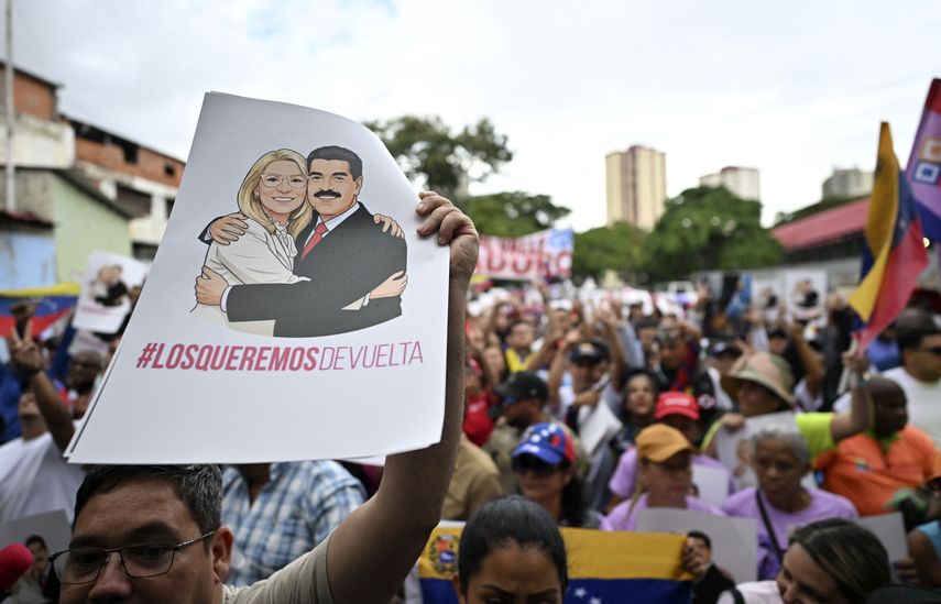 El presidente Donald Trump ordenó el sábado una protección de embargo para los ingresos derivados del petróleo venezolano en Estados Unidos, a una semana del bombardeo que llevó al derrocamiento de Nicolás Maduro.