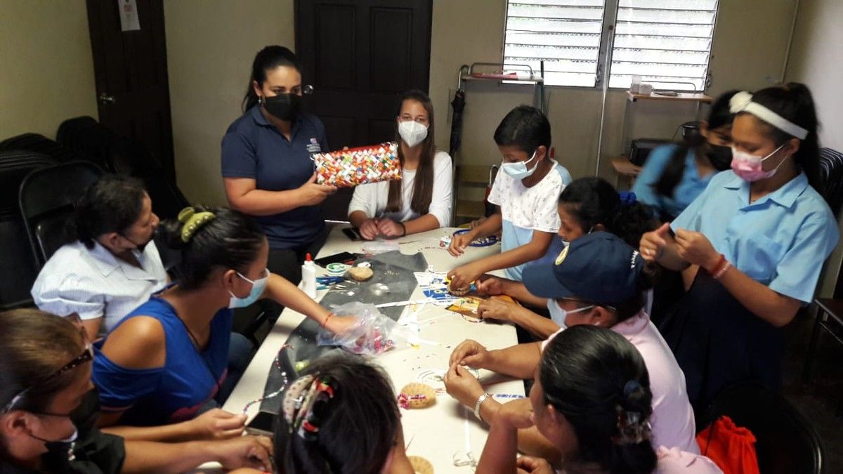 MiAmbiente capacitó a un grupo de mujeres de la comunidad de Paja de Sombrero en Gualaca, para la elaboración de artesanías con reciclaje.