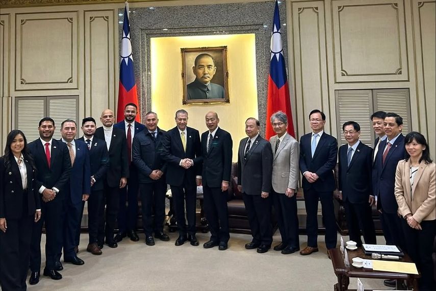 Diputados panameños se reunieron en Taipei con el presidente del Legislativo, Han Kuo-yu, en el marco de una visita de trabajo a Taiwán que ha generado una polémica diplomática en Panamá por ser la primera de funcionarios tras la ruptura de las relaciones con la isla en el 2017 para entablarlas con China. 