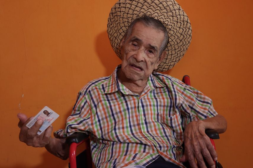 Entre folclor y la vistosidad de un pueblo en Las Palmitas de Los Santos, habita Macario Barria, quien con sus 110 años se convierte en el habitante más longevo de la provincia, según INEC.