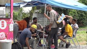 Los migrantes se muestran desanimados porque les fue muy difícil, como a la mayoría de sus compatriotas cruzar la peligrosa selva del Darién.