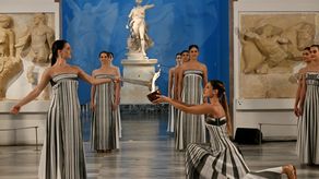 La antorcha olímpica para los Juegos de Invierno inició el miércoles su largo periplo en Olimpia, Grecia, hacia Milán-Cortina, en Italia, una ceremonia cargada de emoción que se vio perturbada por la meteorología.