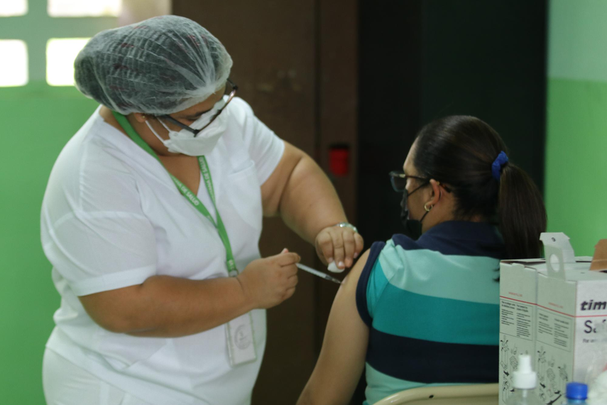 Minsa: M&aacute;s de 400 mil pacientes cr&oacute;nicos y embarazadas han sido vacunados