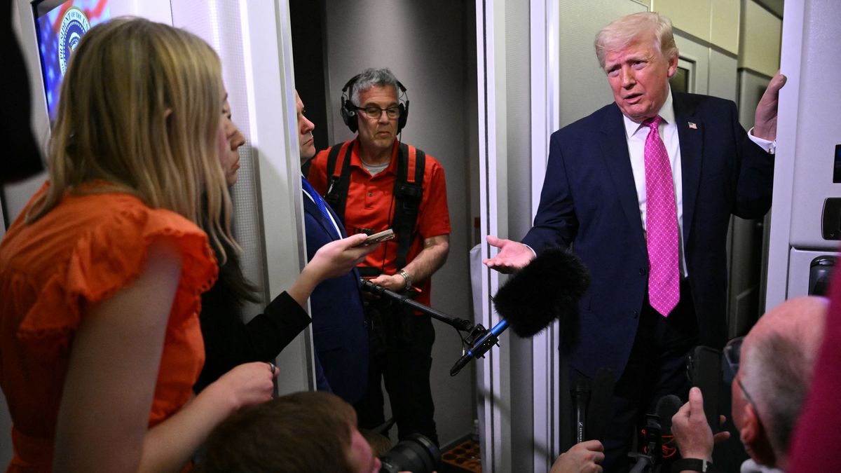 Donald Trump amenazó este lunes con destruir por completo la isla de Jark, donde está la principal terminal petrolera de Irán, si no se llega pronto a un acuerdo para poner fin a la guerra y reabrir el estratégico estrecho de Ormuz. Donald Trump amenazó este lunes con destruir por completo la isla de Jark, donde está la principal terminal petrolera de Irán, si no se llega pronto a un acuerdo para poner fin a la guerra y reabrir el estratégico estrecho de Ormuz.