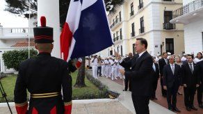 Varela iza la bandera de Panamá en su último día como presidente