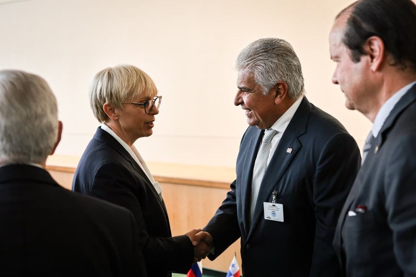 Mulino pide a Ucrania y a Eslovenia adherirse al tratado de neutralidad del Canal de Panamá