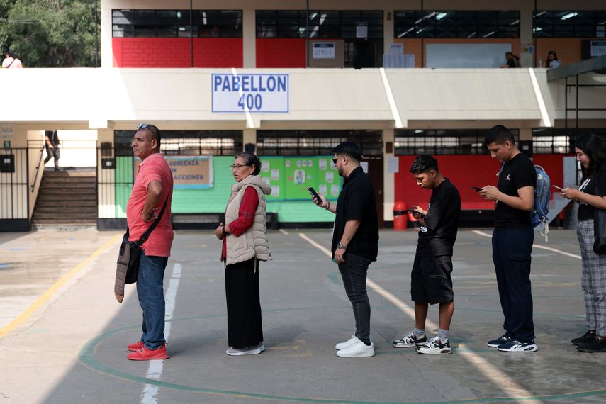 Perú vota por nuevo presidente agotados por el crimen y la convulsión política