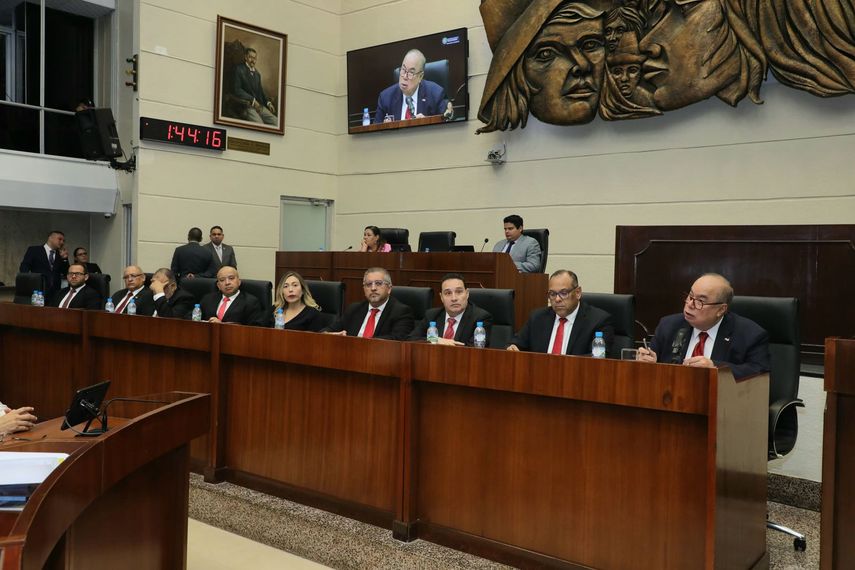 A solo una semana de concluir su mandato al frente de la Caja de Seguro Social (CSS), el director Enrique Lau Cortés compareció ante el pleno de la Asamblea Nacional. A solo una semana de concluir su mandato al frente de la Caja de Seguro Social (CSS), el director Enrique Lau Cortés compareció ante el pleno de la Asamblea Nacional.