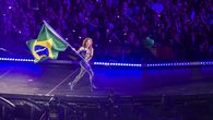 Bajo la luna llena, la estrella del pop latino Shakira deleitó este sábado a una marea humana en la icónica playa de Copacabana en Rio de Janeiro, durante más de dos horas cargadas de hits y palabras de amor por Brasil. Bajo la luna llena, la estrella del pop latino Shakira deleitó este sábado a una marea humana en la icónica playa de Copacabana en Rio de Janeiro, durante más de dos horas cargadas de hits y palabras de amor por Brasil.