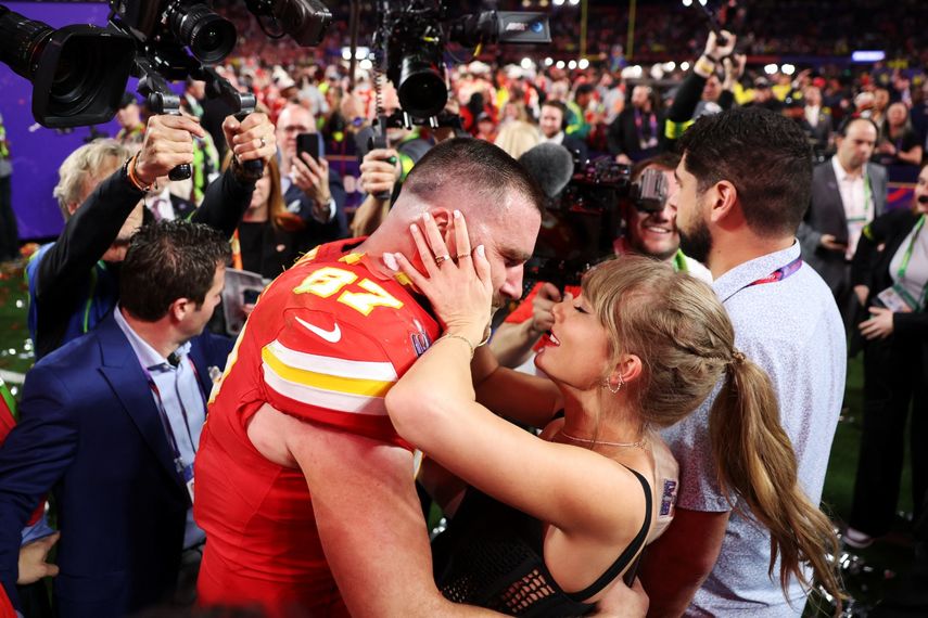 Al espectacular Super Bowl se sumó este año el enorme interés que genera el romance de la cantante Taylor Swift con el "tight end" - ala cerrada - del Kansas City, Travis Kelce. Al espectacular Super Bowl se sumó este año el enorme interés que genera el romance de la cantante Taylor Swift con el "tight end" - ala cerrada - del Kansas City, Travis Kelce. 