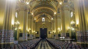Misa en catedral de Lima sólo con fotos de 6.500 muertos por pandemia en Perú