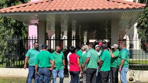 Transportistas realizan paro por alto costo del combustible