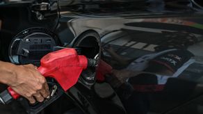 Los precios del petróleo y el gas se desploman, las bolsas registran fuertes ganancias y el dólar cae este miércoles por el anuncio de un acuerdo de cese al fuego de dos semanas entre Estados Unidos e Irán que prevé la apertura del estrecho de Ormuz.