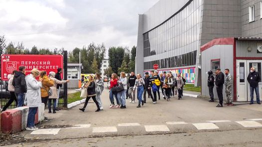 Un estudiante mata a al menos ocho personas en tiroteo en universidad de Rusia