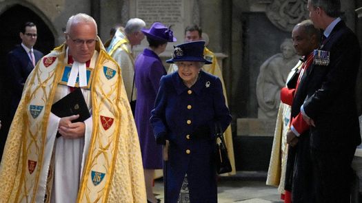 Reina Isabel II suscita dudas tras su breve hospitalización