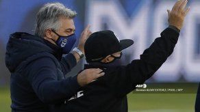 Maradona sopla sus 60 velitas en la cancha