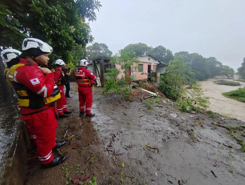 Más de 1,100 afectados y rescates en marcha en Chiriquí tras intensas lluvias. Más de 1,100 afectados y rescates en marcha en Chiriquí tras intensas lluvias.