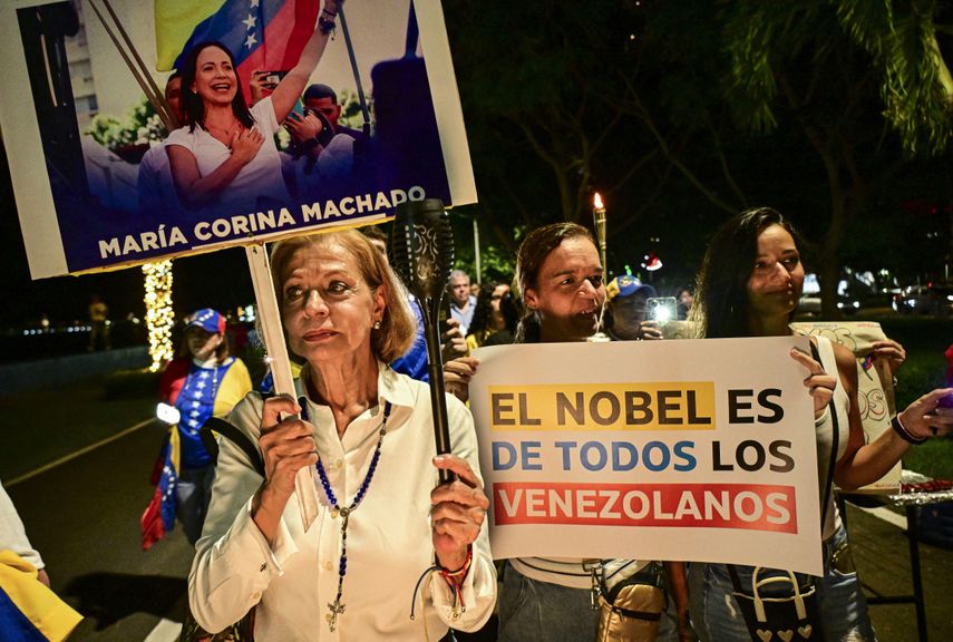 Una representación de la principal alianza opositora de Venezuela, la Plataforma Unitaria Democrática (PUD), visitará Panamá junto con la líder antichavista y nobel de la paz, María Corina Machado, para trabajar en la "transición democrática" en su país, informó este martes la coalición. Una representación de la principal alianza opositora de Venezuela, la Plataforma Unitaria Democrática (PUD), visitará Panamá junto con la líder antichavista y nobel de la paz, María Corina Machado, para trabajar en la "transición democrática" en su país, informó este martes la coalición.