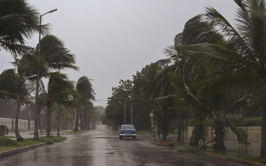 Huracán Rafael toca tierra en Cuba en medio de un apagón general