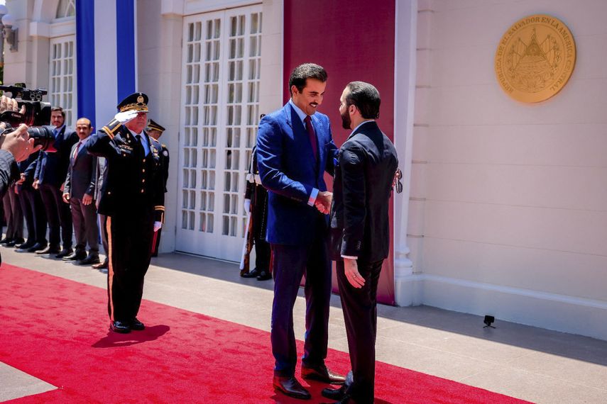 El presidente de El Salvador, Nayib Bukele, recibió este miércoles al emir de Catar, Tamim bin Hamad al-Thani, quien cumple una breve visita al país centroamericano destinado a estrechar la cooperación bilateral. El presidente de El Salvador, Nayib Bukele, recibió este miércoles al emir de Catar, Tamim bin Hamad al-Thani, quien cumple una breve visita al país centroamericano destinado a estrechar la cooperación bilateral.