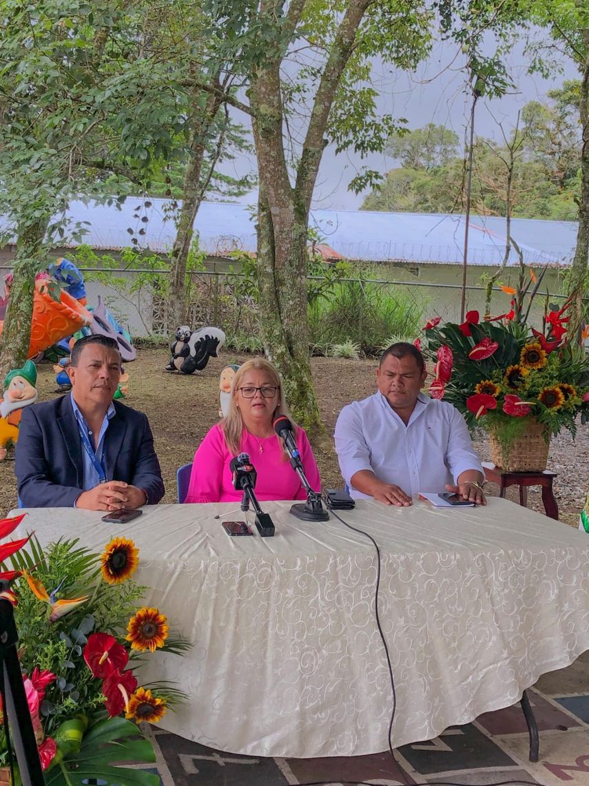 En la rueda de prensa participaron representantes de MiCultura, la Fundaci&oacute;n Parada de las Flores y el Caf&eacute; y autoridades locales.