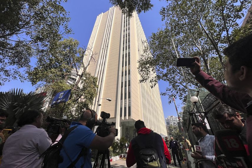 Allanan oficinas de la BBC en India tras emisión documental