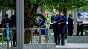 El príncipe Enrique y Meghan visitan memorial del 9/11 en Nueva York