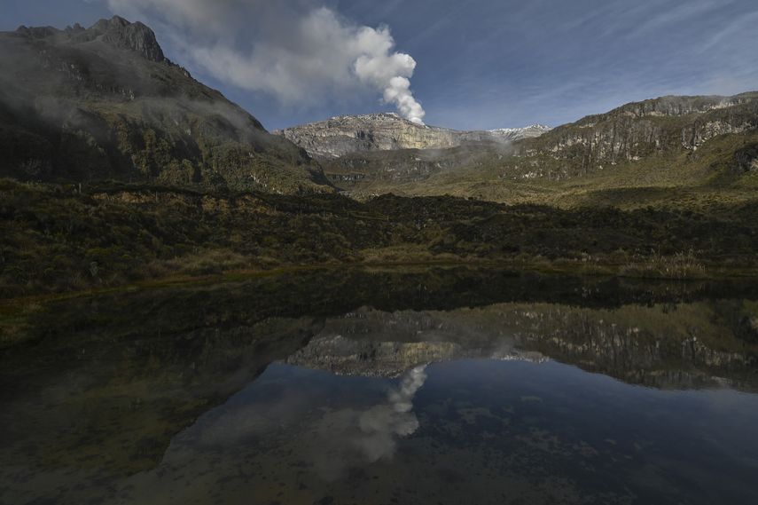 Autoridades en Colombia recomendaron este sábado la evacuación de los poblados más cercanos al volcán Nevado del Ruiz, en el oeste del país, cuya actividad sísmica podría desencadenar en una erupción.