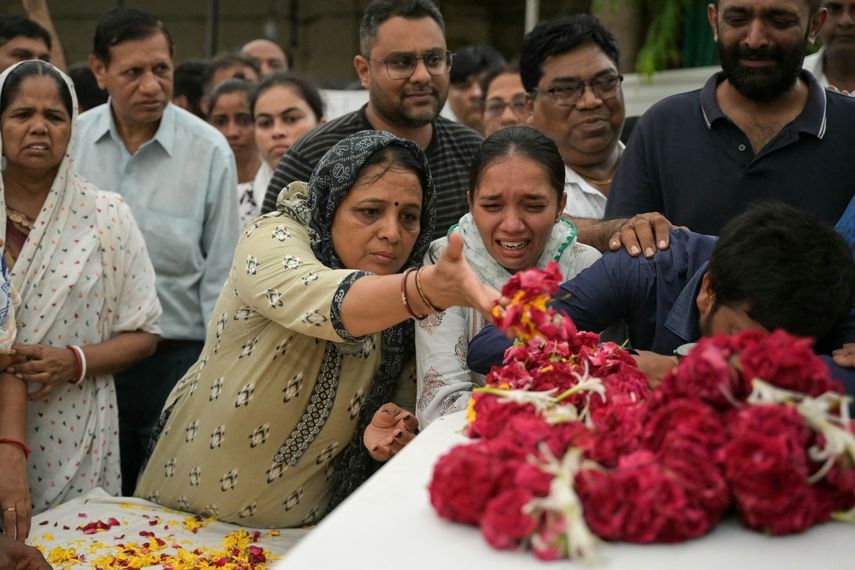 Familiares lloran a sus seres queridos en la India. AFP Familiares lloran a sus seres queridos en la India. AFP