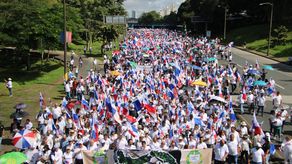 Universitarios marchan hacia la CSJ en rechazo a la minería a cielo abierto