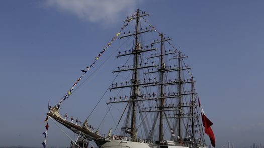 Buque peruano recala en Panamá, último puerto tras dar vuelta al mundo